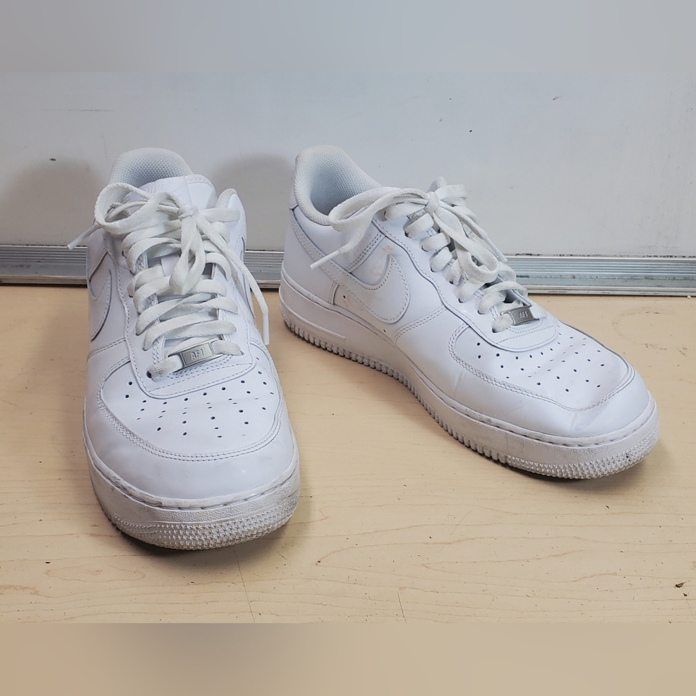 Nike Air Mens White Sneakers Walking Shoes Size 12.
